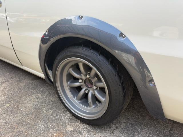 スカイライン ●型式/E-HGC211改●排気量/1990cc●乗車定員/5人●マニュアル5速●L20●ソレックス40Φ●タコ足●ストレートマフラー●ワタナベ14インチホイール●四輪ディスクブレーキ●パワステ付き(23枚目)