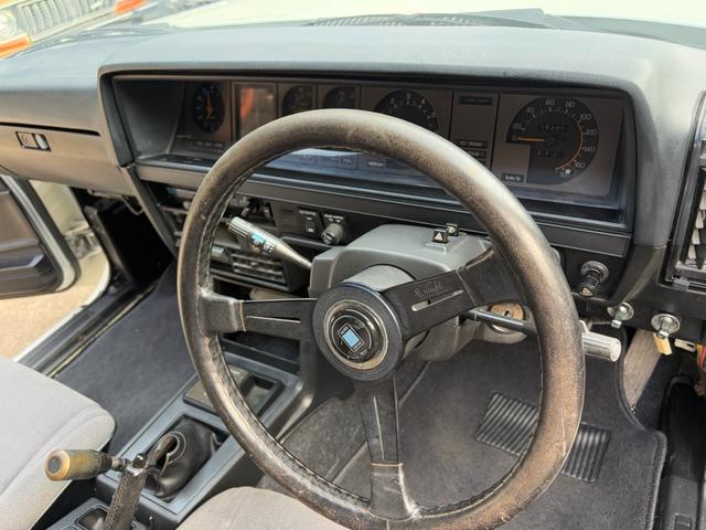 スカイライン ●型式/E-HGC211改●排気量/1990cc●乗車定員/5人●マニュアル5速●L20●ソレックス40Φ●タコ足●ストレートマフラー●ワタナベ14インチホイール●四輪ディスクブレーキ●パワステ付き(27枚目)