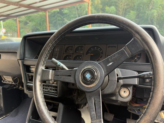 スカイライン ●型式/E-HGC211改●排気量/1990cc●乗車定員/5人●マニュアル5速●L20●ソレックス40Φ●タコ足●ストレートマフラー●ワタナベ14インチホイール●四輪ディスクブレーキ●パワステ付き(28枚目)