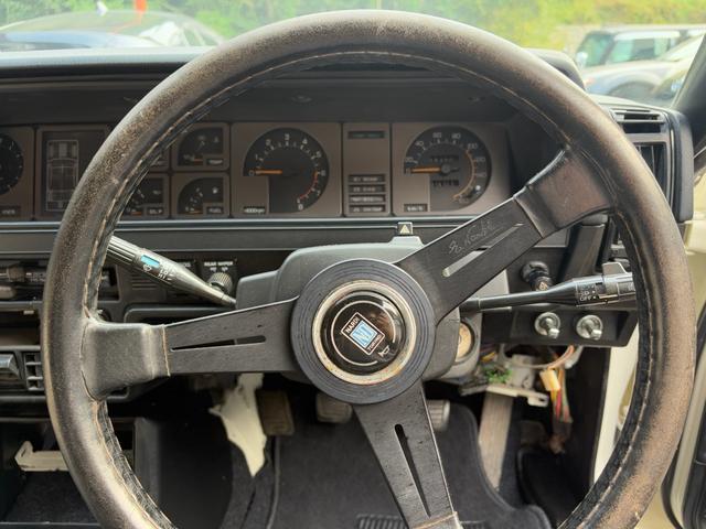 スカイライン ●型式/E-HGC211改●排気量/1990cc●乗車定員/5人●マニュアル5速●L20●ソレックス40Φ●タコ足●ストレートマフラー●ワタナベ14インチホイール●四輪ディスクブレーキ●パワステ付き(29枚目)