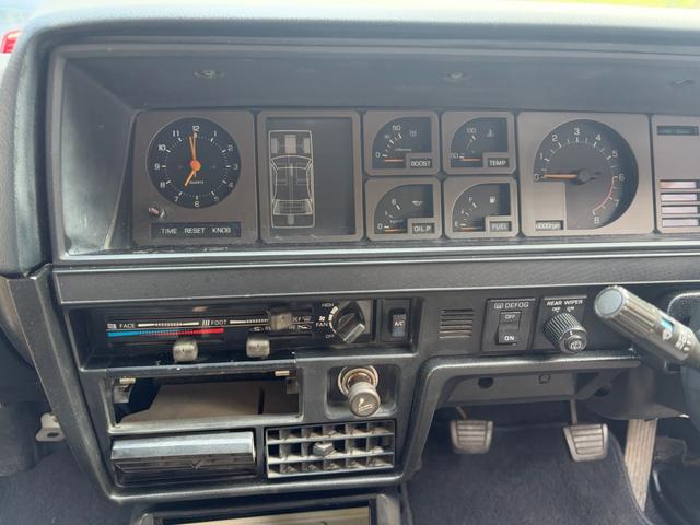 スカイライン ●型式/E-HGC211改●排気量/1990cc●乗車定員/5人●マニュアル5速●L20●ソレックス40Φ●タコ足●ストレートマフラー●ワタナベ14インチホイール●四輪ディスクブレーキ●パワステ付き(31枚目)