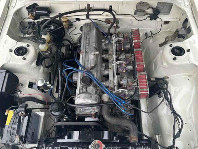 スカイライン ●型式/E-HGC211改●排気量/1990cc●乗車定員/5人●マニュアル5速●L20●ソレックス40Φ●タコ足●ストレートマフラー●ワタナベ14インチホイール●四輪ディスクブレーキ●パワステ付き(49枚目)