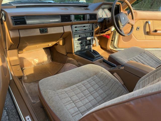 レパードTR-X ターボ SGX ●型式/E-PF30●排気量/1990cc●乗車定員/5人●2ドア●L20エンジン●純正フロアマット(19枚目)