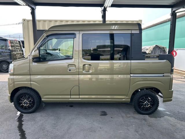 ハイゼットカーゴ デッキバンＧ　衝突軽減ブレーキ　車線逸脱抑制　ＬＥＤオートハイビーム　社外ＡＷ　Ｍ／Ｔタイヤ　スマートミラー　バックカメラ　Ｂｌｕｅｔｏｏｔｈオーディオ　前後ドラレコ　スマートキー　ＥＴＣ　荷台カバー（3枚目）