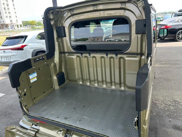 ハイゼットカーゴ デッキバンＧ　衝突軽減ブレーキ　車線逸脱抑制　ＬＥＤオートハイビーム　社外ＡＷ　Ｍ／Ｔタイヤ　スマートミラー　バックカメラ　Ｂｌｕｅｔｏｏｔｈオーディオ　前後ドラレコ　スマートキー　ＥＴＣ　荷台カバー（12枚目）
