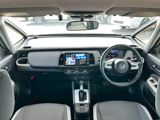 フィット ｅ：ＨＥＶネス　衝突軽減ブレーキ　車線維持支援　車速追従クルーズコントロール　ナビＴＶ　Ｂｌｕｅｔｏｏｔｈ　バックカメラ　クリアランスソナー　前後ドラレコ　スマートキー　ＥＴＣ　撥水シート　タイミングチェーン　禁煙車（2枚目）