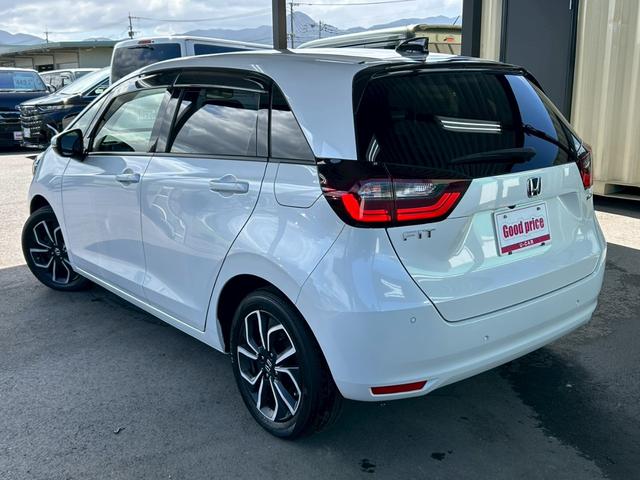 フィット ｅ：ＨＥＶネス　衝突軽減ブレーキ　車線維持支援　車速追従クルーズコントロール　ナビＴＶ　Ｂｌｕｅｔｏｏｔｈ　バックカメラ　クリアランスソナー　前後ドラレコ　スマートキー　ＥＴＣ　撥水シート　タイミングチェーン　禁煙車（4枚目）