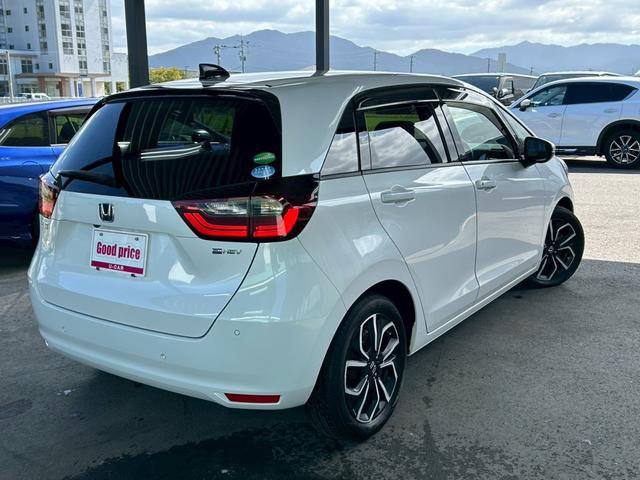 フィット ｅ：ＨＥＶネス　衝突軽減ブレーキ　車線維持支援　車速追従クルーズコントロール　ナビＴＶ　Ｂｌｕｅｔｏｏｔｈ　バックカメラ　クリアランスソナー　前後ドラレコ　スマートキー　ＥＴＣ　撥水シート　タイミングチェーン　禁煙車（6枚目）