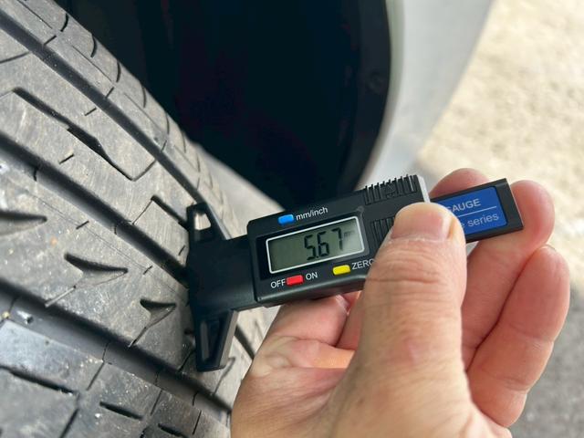 フィット ｅ：ＨＥＶネス　衝突軽減ブレーキ　車線維持支援　車速追従クルーズコントロール　ナビＴＶ　Ｂｌｕｅｔｏｏｔｈ　バックカメラ　クリアランスソナー　前後ドラレコ　スマートキー　ＥＴＣ　撥水シート　タイミングチェーン　禁煙車（13枚目）