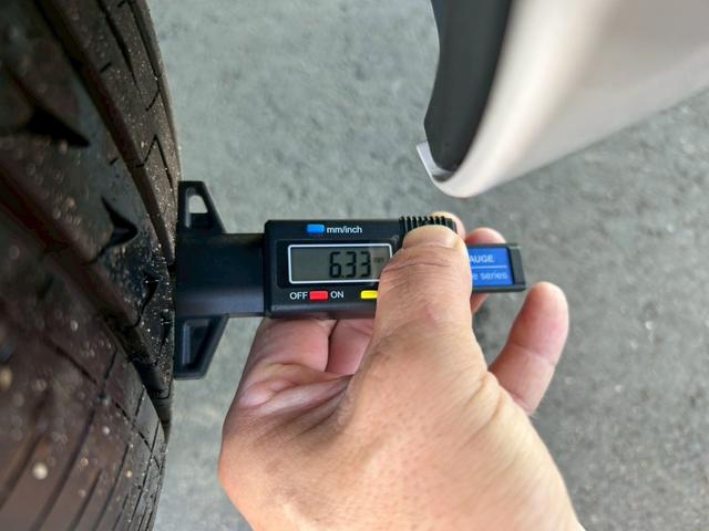 フィット ｅ：ＨＥＶネス　衝突軽減ブレーキ　車線維持支援　車速追従クルーズコントロール　ナビＴＶ　Ｂｌｕｅｔｏｏｔｈ　バックカメラ　クリアランスソナー　前後ドラレコ　スマートキー　ＥＴＣ　撥水シート　タイミングチェーン　禁煙車（14枚目）