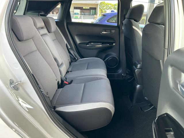 フィット ｅ：ＨＥＶネス　衝突軽減ブレーキ　車線維持支援　車速追従クルーズコントロール　ナビＴＶ　Ｂｌｕｅｔｏｏｔｈ　バックカメラ　クリアランスソナー　前後ドラレコ　スマートキー　ＥＴＣ　撥水シート　タイミングチェーン　禁煙車（18枚目）