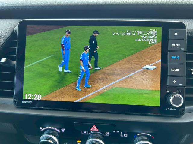 フィット ｅ：ＨＥＶネス　衝突軽減ブレーキ　車線維持支援　車速追従クルーズコントロール　ナビＴＶ　Ｂｌｕｅｔｏｏｔｈ　バックカメラ　クリアランスソナー　前後ドラレコ　スマートキー　ＥＴＣ　撥水シート　タイミングチェーン　禁煙車（26枚目）
