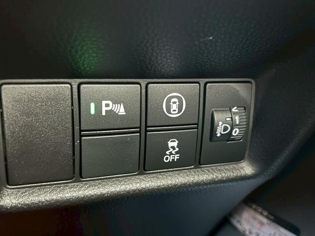フィット ｅ：ＨＥＶネス　衝突軽減ブレーキ　車線維持支援　車速追従クルーズコントロール　ナビＴＶ　Ｂｌｕｅｔｏｏｔｈ　バックカメラ　クリアランスソナー　前後ドラレコ　スマートキー　ＥＴＣ　撥水シート　タイミングチェーン　禁煙車（31枚目）