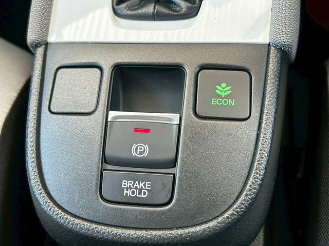 フィット ｅ：ＨＥＶネス　衝突軽減ブレーキ　車線維持支援　車速追従クルーズコントロール　ナビＴＶ　Ｂｌｕｅｔｏｏｔｈ　バックカメラ　クリアランスソナー　前後ドラレコ　スマートキー　ＥＴＣ　撥水シート　タイミングチェーン　禁煙車（33枚目）