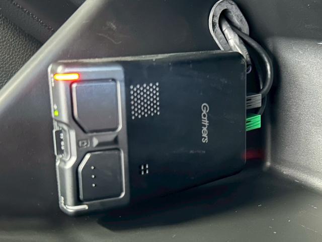 フィット ｅ：ＨＥＶネス　衝突軽減ブレーキ　車線維持支援　車速追従クルーズコントロール　ナビＴＶ　Ｂｌｕｅｔｏｏｔｈ　バックカメラ　クリアランスソナー　前後ドラレコ　スマートキー　ＥＴＣ　撥水シート　タイミングチェーン　禁煙車（34枚目）
