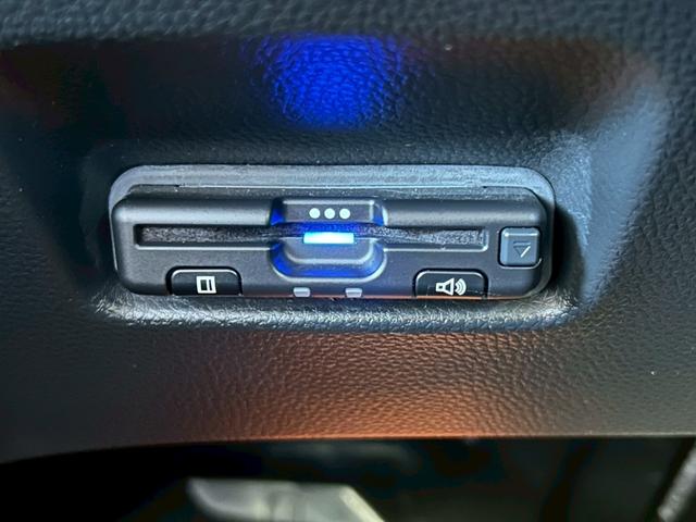 フィット ｅ：ＨＥＶネス　衝突軽減ブレーキ　車線維持支援　車速追従クルーズコントロール　ナビＴＶ　Ｂｌｕｅｔｏｏｔｈ　バックカメラ　クリアランスソナー　前後ドラレコ　スマートキー　ＥＴＣ　撥水シート　タイミングチェーン　禁煙車（35枚目）