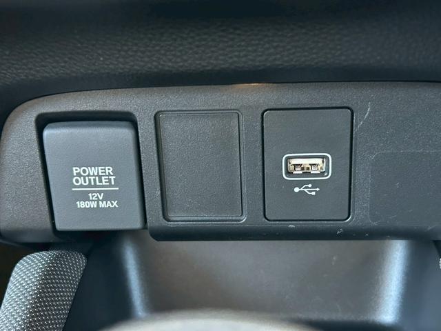 フィット ｅ：ＨＥＶネス　衝突軽減ブレーキ　車線維持支援　車速追従クルーズコントロール　ナビＴＶ　Ｂｌｕｅｔｏｏｔｈ　バックカメラ　クリアランスソナー　前後ドラレコ　スマートキー　ＥＴＣ　撥水シート　タイミングチェーン　禁煙車（38枚目）