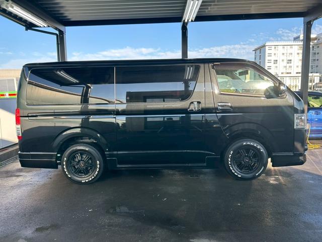 ハイエースバン スーパーＧＬ　ダークプライム　両側電動スライド　モデリスタフルエアロ　ナビ　フリップダウンモニター　５ＺＩＧＥＮ１５インチＡＷ　ＮＡＳＣＡＲホワイトレタータイヤ　Ｂｌｕｅｔｏｏｔｈ　バックカメラ　タイミングチェーン　ワンオーナー（7枚目）