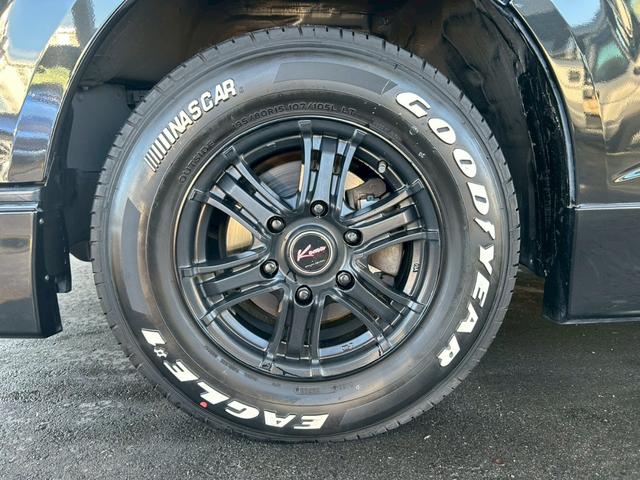 ハイエースバン スーパーＧＬ　ダークプライム　両側電動スライド　モデリスタフルエアロ　ナビ　フリップダウンモニター　５ＺＩＧＥＮ１５インチＡＷ　ＮＡＳＣＡＲホワイトレタータイヤ　Ｂｌｕｅｔｏｏｔｈ　バックカメラ　タイミングチェーン　ワンオーナー（14枚目）
