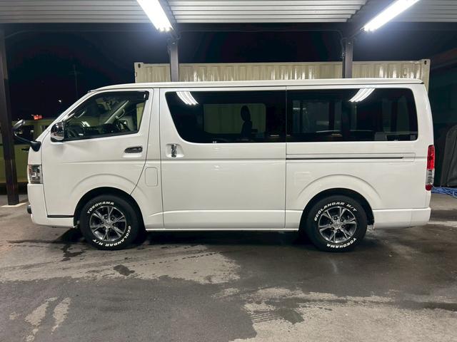ハイエースバン スーパーＧＬ　ダークプライム　ベッドキット　両側電動スライド　ナビＴＶ　Ｂｌｕｅｔｏｏｔｈ　バックカメラ　スマートキー　ＥＴＣ　専用シート　純正１５インチＡＷ　ホワイトレタータイヤ　ＬＥＤヘッドライト　タイミングチェーン　禁煙車（3枚目）