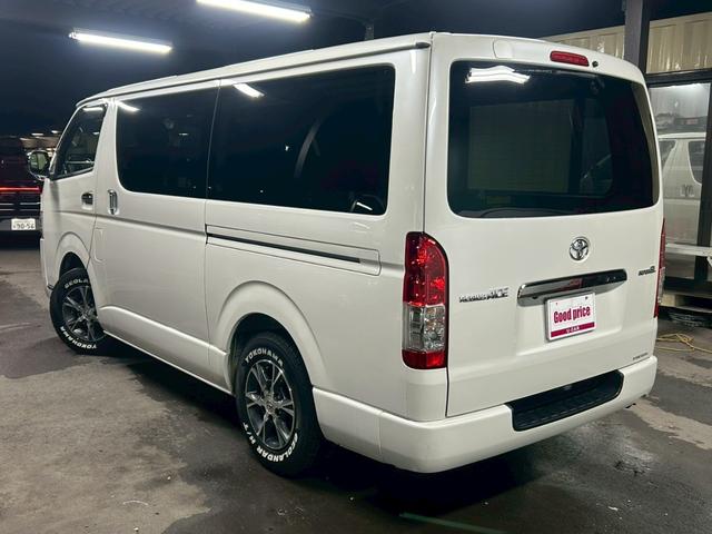 ハイエースバン スーパーＧＬ　ダークプライム　ベッドキット　両側電動スライド　ナビＴＶ　Ｂｌｕｅｔｏｏｔｈ　バックカメラ　スマートキー　ＥＴＣ　専用シート　純正１５インチＡＷ　ホワイトレタータイヤ　ＬＥＤヘッドライト　タイミングチェーン　禁煙車（4枚目）