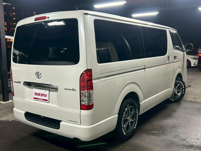 ハイエースバン スーパーＧＬ　ダークプライム　ベッドキット　両側電動スライド　ナビＴＶ　Ｂｌｕｅｔｏｏｔｈ　バックカメラ　スマートキー　ＥＴＣ　専用シート　純正１５インチＡＷ　ホワイトレタータイヤ　ＬＥＤヘッドライト　タイミングチェーン　禁煙車（6枚目）