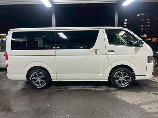 ハイエースバン スーパーＧＬ　ダークプライム　ベッドキット　両側電動スライド　ナビＴＶ　Ｂｌｕｅｔｏｏｔｈ　バックカメラ　スマートキー　ＥＴＣ　専用シート　純正１５インチＡＷ　ホワイトレタータイヤ　ＬＥＤヘッドライト　タイミングチェーン　禁煙車（7枚目）