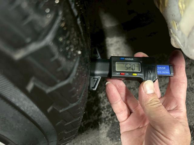 ハイエースバン スーパーＧＬ　ダークプライム　ベッドキット　両側電動スライド　ナビＴＶ　Ｂｌｕｅｔｏｏｔｈ　バックカメラ　スマートキー　ＥＴＣ　専用シート　純正１５インチＡＷ　ホワイトレタータイヤ　ＬＥＤヘッドライト　タイミングチェーン　禁煙車（12枚目）