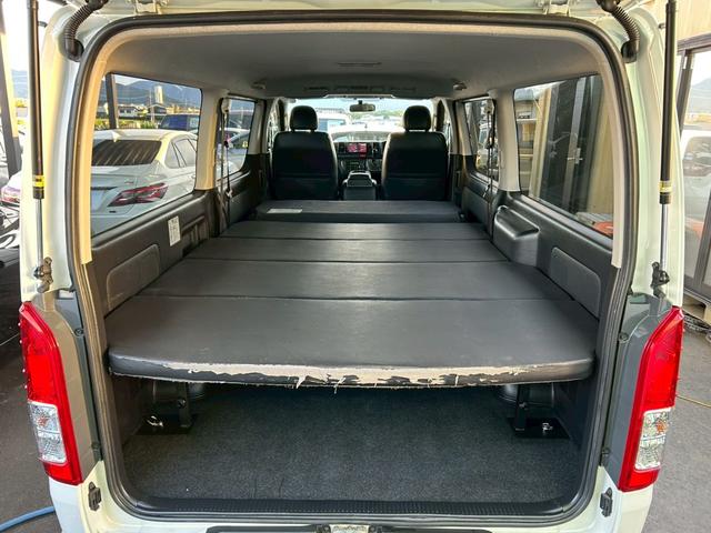 ハイエースバン スーパーＧＬ　ダークプライム　ベッドキット　両側電動スライド　ナビＴＶ　Ｂｌｕｅｔｏｏｔｈ　バックカメラ　スマートキー　ＥＴＣ　専用シート　純正１５インチＡＷ　ホワイトレタータイヤ　ＬＥＤヘッドライト　タイミングチェーン　禁煙車（19枚目）