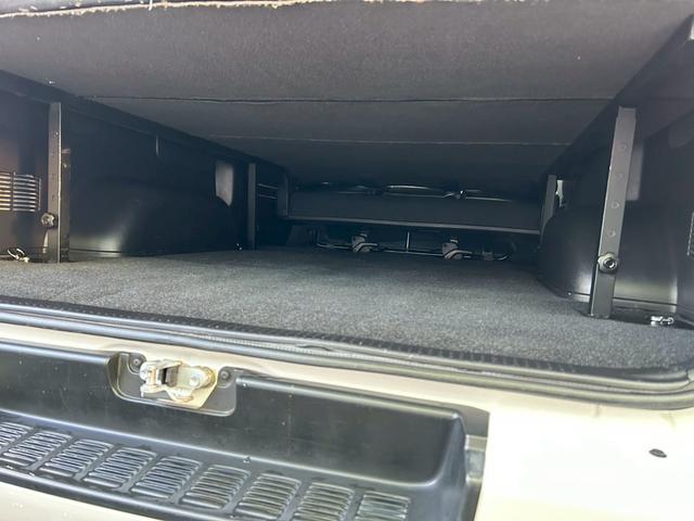 ハイエースバン スーパーＧＬ　ダークプライム　ベッドキット　両側電動スライド　ナビＴＶ　Ｂｌｕｅｔｏｏｔｈ　バックカメラ　スマートキー　ＥＴＣ　専用シート　純正１５インチＡＷ　ホワイトレタータイヤ　ＬＥＤヘッドライト　タイミングチェーン　禁煙車（20枚目）