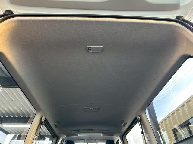 ハイエースバン スーパーＧＬ　ダークプライム　ベッドキット　両側電動スライド　ナビＴＶ　Ｂｌｕｅｔｏｏｔｈ　バックカメラ　スマートキー　ＥＴＣ　専用シート　純正１５インチＡＷ　ホワイトレタータイヤ　ＬＥＤヘッドライト　タイミングチェーン　禁煙車（21枚目）