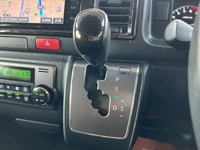 ハイエースバン スーパーＧＬ　ダークプライム　ベッドキット　両側電動スライド　ナビＴＶ　Ｂｌｕｅｔｏｏｔｈ　バックカメラ　スマートキー　ＥＴＣ　専用シート　純正１５インチＡＷ　ホワイトレタータイヤ　ＬＥＤヘッドライト　タイミングチェーン　禁煙車（30枚目）