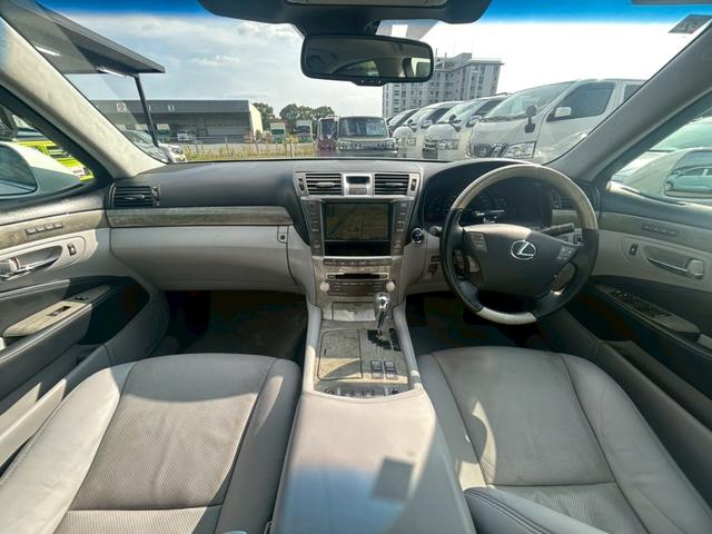 ＬＳ ＬＳ６００ｈ　Ｉパッケージ　ムーンルーフ／フルエアロ／前方プリクラッシュセーフティ／クルーズコントロール／革巻きコンビステアリング／ステアリングヒーター．／セミアニリン革シート／コンフォータブルエアシート／電動サンシェード（2枚目）
