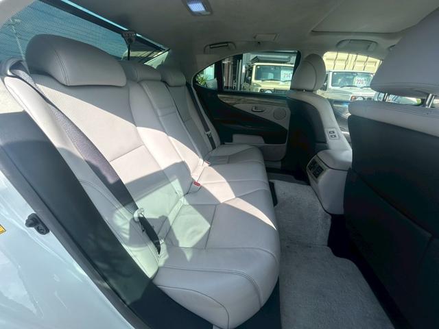 ＬＳ ＬＳ６００ｈ　Ｉパッケージ　ムーンルーフ／フルエアロ／前方プリクラッシュセーフティ／クルーズコントロール／革巻きコンビステアリング／ステアリングヒーター．／セミアニリン革シート／コンフォータブルエアシート／電動サンシェード（11枚目）