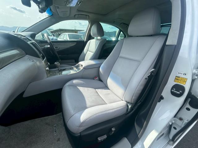 ＬＳ ＬＳ６００ｈ　Ｉパッケージ　ムーンルーフ／フルエアロ／前方プリクラッシュセーフティ／クルーズコントロール／革巻きコンビステアリング／ステアリングヒーター．／セミアニリン革シート／コンフォータブルエアシート／電動サンシェード（15枚目）