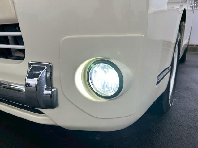 ハイエースバン スーパーＧＬ　リラクベース　タイプＩＩ　モデリスタ特装車　５型ディーゼル　専用１５インチＡＷ　ＴＯＹＯＴＡエンブレム付きグリル　専用シートカラー　白木目調ロンリュームフロア　白の久米町インパネ　ナビ　バックカメラ　スマートキー　ＥＴＣ２．０（11枚目）