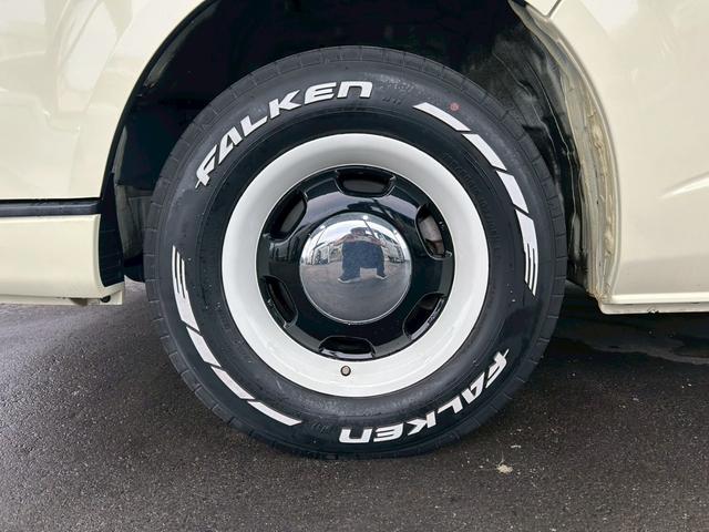 ハイエースバン スーパーＧＬ　リラクベース　タイプＩＩ　モデリスタ特装車　５型ディーゼル　専用１５インチＡＷ　ＴＯＹＯＴＡエンブレム付きグリル　専用シートカラー　白木目調ロンリュームフロア　白の久米町インパネ　ナビ　バックカメラ　スマートキー　ＥＴＣ２．０（12枚目）