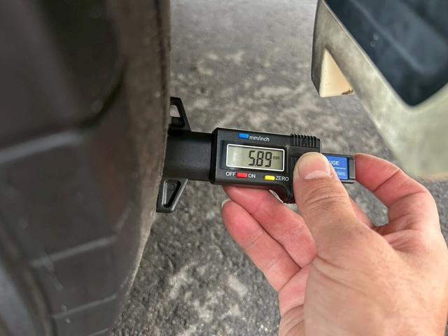 ハイエースバン スーパーＧＬ　リラクベース　タイプＩＩ　モデリスタ特装車　５型ディーゼル　専用１５インチＡＷ　ＴＯＹＯＴＡエンブレム付きグリル　専用シートカラー　白木目調ロンリュームフロア　白の久米町インパネ　ナビ　バックカメラ　スマートキー　ＥＴＣ２．０（13枚目）