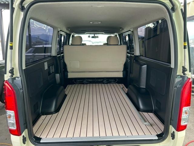 ハイエースバン スーパーＧＬ　リラクベース　タイプＩＩ　モデリスタ特装車　５型ディーゼル　専用１５インチＡＷ　ＴＯＹＯＴＡエンブレム付きグリル　専用シートカラー　白木目調ロンリュームフロア　白の久米町インパネ　ナビ　バックカメラ　スマートキー　ＥＴＣ２．０（19枚目）