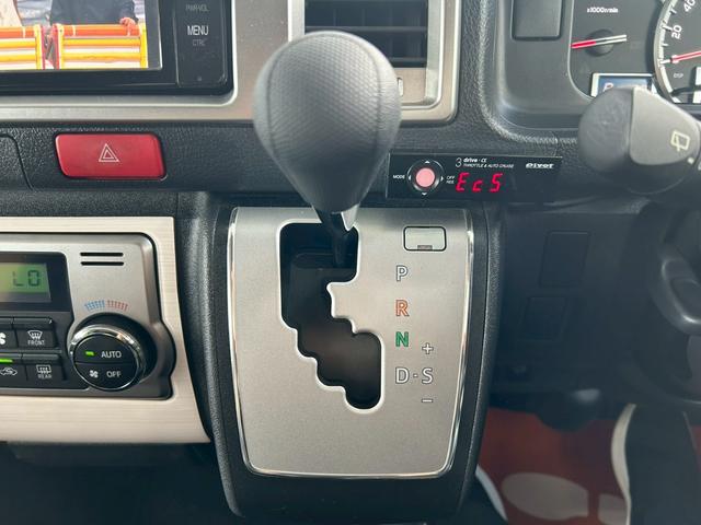 ハイエースバン スーパーＧＬ　リラクベース　タイプＩＩ　モデリスタ特装車　５型ディーゼル　専用１５インチＡＷ　ＴＯＹＯＴＡエンブレム付きグリル　専用シートカラー　白木目調ロンリュームフロア　白の久米町インパネ　ナビ　バックカメラ　スマートキー　ＥＴＣ２．０（29枚目）