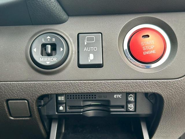 クラウン ２．５アスリート　アニバーサリーエディション　サイドモニター／ＨＤＤナビ／電動サンシェード／パワーシート／シートヒーター／ベンチレーション／クリアランスソナー／バックカメラ／クルーズコントロール／ＥＴＣ／フルセグＴＶ（16枚目）