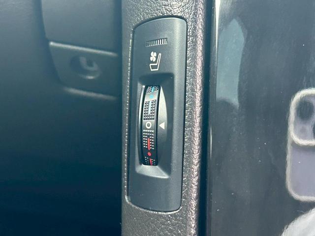 クラウン ２．５アスリート　アニバーサリーエディション　サイドモニター／ＨＤＤナビ／電動サンシェード／パワーシート／シートヒーター／ベンチレーション／クリアランスソナー／バックカメラ／クルーズコントロール／ＥＴＣ／フルセグＴＶ（31枚目）