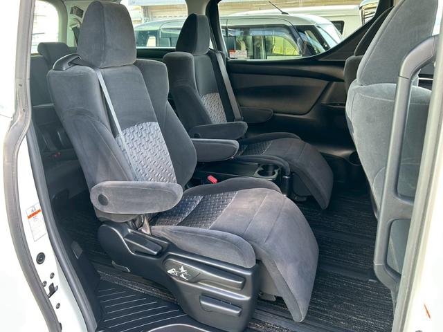 【２列目】リラックスキャプテンシート◆前後スライド＆リクライニング機能◆アームレスト＆オットマン付き