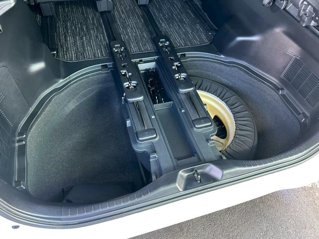 トランク床下収納スペース◆スペアタイヤ付き