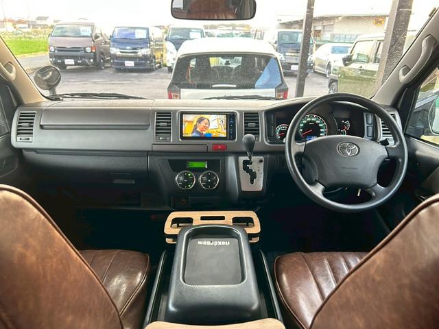 ハイエースバン ロングスーパーＧＬ　丸目フェイス　車中泊ベッドキット　１７インチＡＷ　ホワイトレタータイヤ　ローダウン　ＬＥＤテール　ナビＴＶ　フリップダウンモニター　バックカメラ　ブラウンレザー調シートカバー　タイミングチェーン駆動（2枚目）