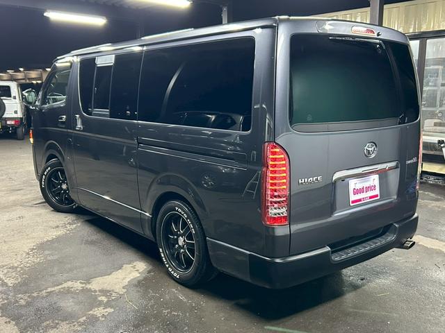 ハイエースバン ロングスーパーＧＬ　丸目フェイス　車中泊ベッドキット　１７インチＡＷ　ホワイトレタータイヤ　ローダウン　ＬＥＤテール　ナビＴＶ　フリップダウンモニター　バックカメラ　ブラウンレザー調シートカバー　タイミングチェーン駆動（4枚目）