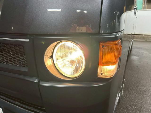 ハイエースバン ロングスーパーＧＬ　丸目フェイス　車中泊ベッドキット　１７インチＡＷ　ホワイトレタータイヤ　ローダウン　ＬＥＤテール　ナビＴＶ　フリップダウンモニター　バックカメラ　ブラウンレザー調シートカバー　タイミングチェーン駆動（10枚目）