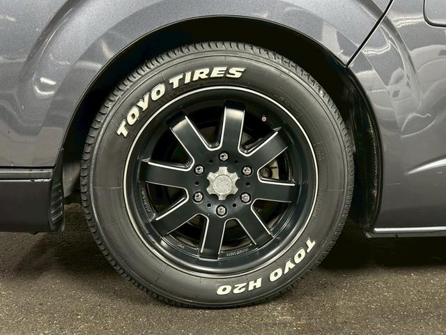 ハイエースバン ロングスーパーＧＬ　丸目フェイス　車中泊ベッドキット　１７インチＡＷ　ホワイトレタータイヤ　ローダウン　ＬＥＤテール　ナビＴＶ　フリップダウンモニター　バックカメラ　ブラウンレザー調シートカバー　タイミングチェーン駆動（13枚目）