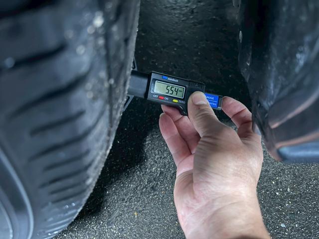 ハイエースバン ロングスーパーＧＬ　丸目フェイス　車中泊ベッドキット　１７インチＡＷ　ホワイトレタータイヤ　ローダウン　ＬＥＤテール　ナビＴＶ　フリップダウンモニター　バックカメラ　ブラウンレザー調シートカバー　タイミングチェーン駆動（14枚目）