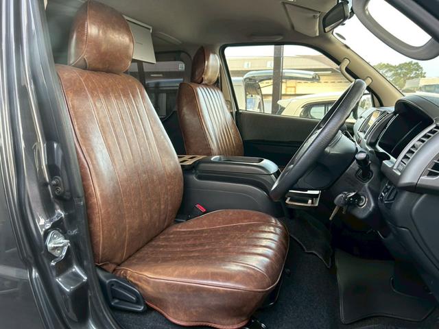 ハイエースバン ロングスーパーＧＬ　丸目フェイス　車中泊ベッドキット　１７インチＡＷ　ホワイトレタータイヤ　ローダウン　ＬＥＤテール　ナビＴＶ　フリップダウンモニター　バックカメラ　ブラウンレザー調シートカバー　タイミングチェーン駆動（16枚目）